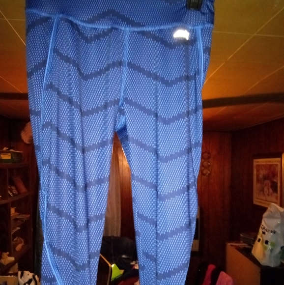 Avia 2 piece exercise outfit.  Pants are medium and the top is a small - Picture 3 of 5